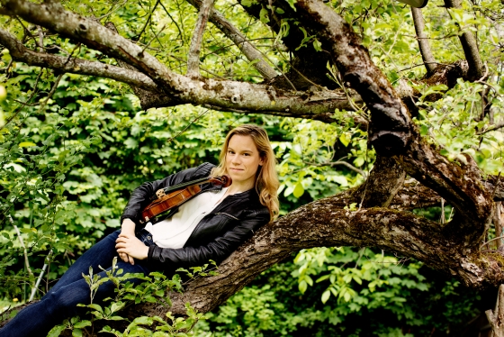 Foto von Caroline Sigwald mit einer Violine