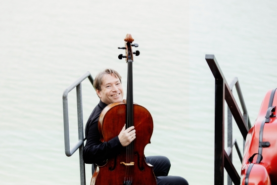 Foto von Christian Schulz mit einem Cello