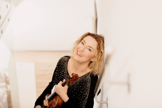 Foto von Dominika Falger mit einer Violine