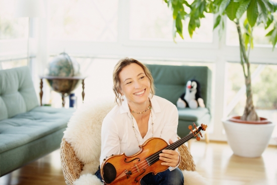 foto von Elzbieta Sojka mit einer Violine