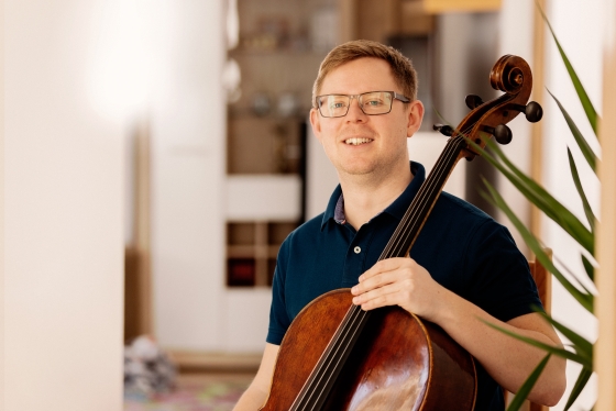 Foto von Erik Umenhoffer mit einem Cello