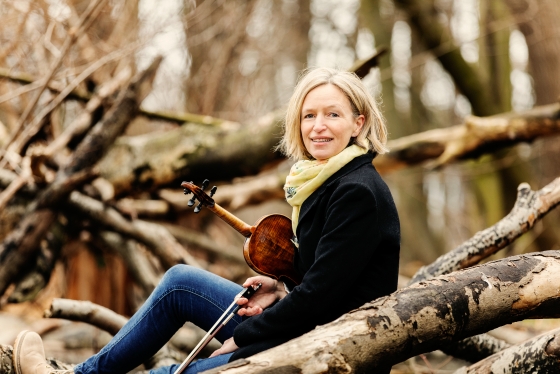 Foto von Eva Maria Reisinger mit einer Violine 