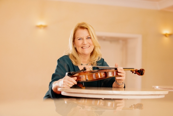 Foto von Dorice Köstenberger mit einer Violine in den Händen