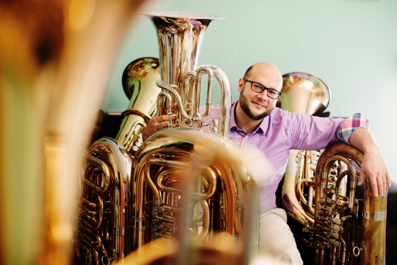 Foto von Franz Winkler inmitten von mehreren Tubas