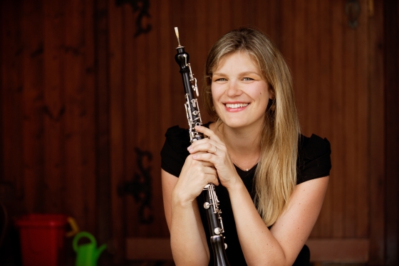 Foto von Ines Galler mit einer Oboe