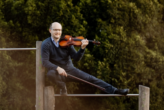 Foto von Libor Meisl mit einer Violine 