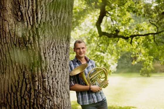 Foto von Markus Obmann mit einem Horn