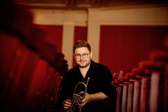 Foto von Matthias Kernstock mit einer Trompete
