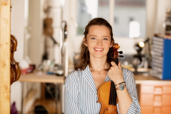Foto von Monika Buineviciute mit einer Violine in der Hand