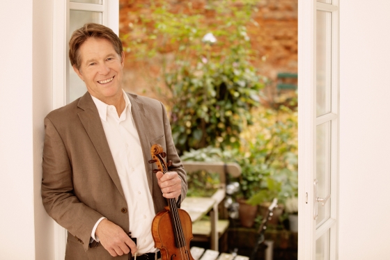 Foto von Nicolas Geremus mit einer Violine in der Hand