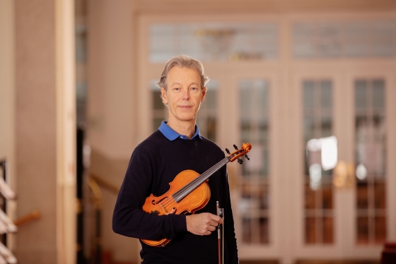Foto von Oliver Breuer mit einer Violine
