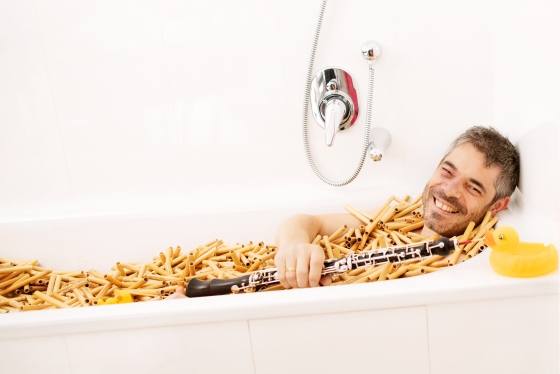 Foto von Paul Kaiser in einer Badewanne mit einer Oboe
