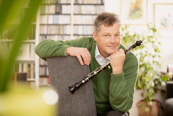 Foto von Peter Scheiber mit einer Oboe