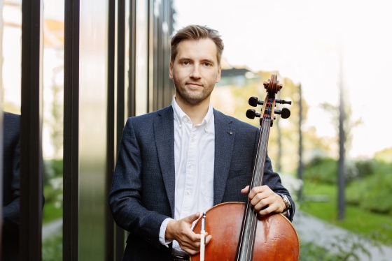 Foto von Primoz Zalaznik mit einem Cello