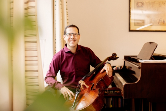 Foto von Romed Wieser mit einem Cello