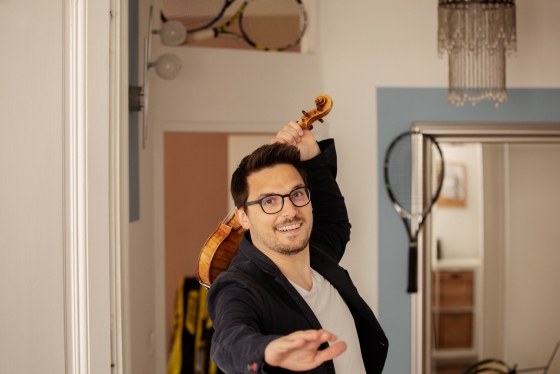 Foto von Stefan Pöchhacker mit einer Violine