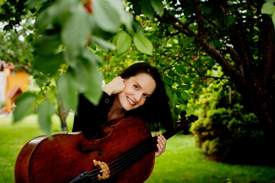 Foto von Zsófia Günther-Mészáros mit einem Cello