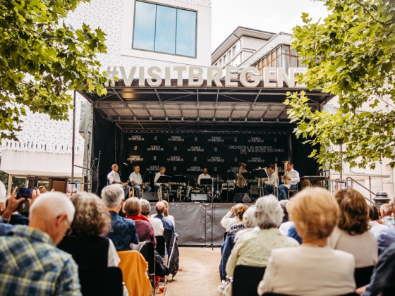 Publikum vor einer Open Air-Bühne
